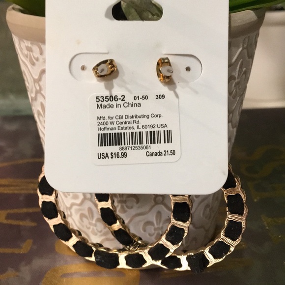 Circle round earrings. /New never worn - Picture 2 of 3